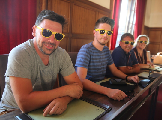 N-VA Sint-Genesius-Rode - Actie gele zonnebril - Overbodige gemeenteraad in zomervakantie N-VA Sint-Genesius-Rode - Actie gele zonnebril - Overbodige gemeenteraad in zomervakantie